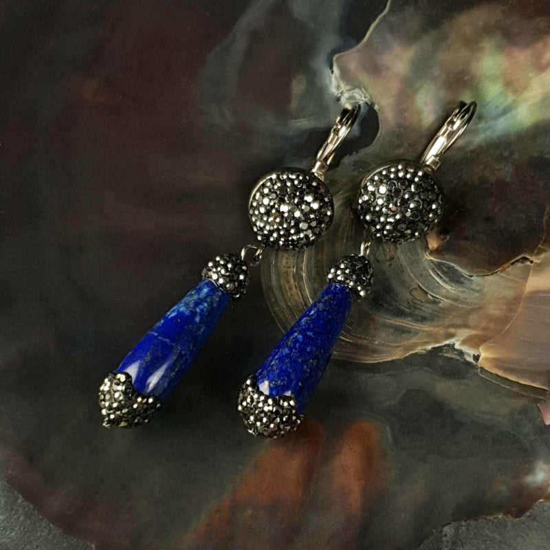 Blauwe edelstenen oorbellen met lapis lazuli en stras stenen liggend in schelp | Bright Lapis Lazuli Long Drop