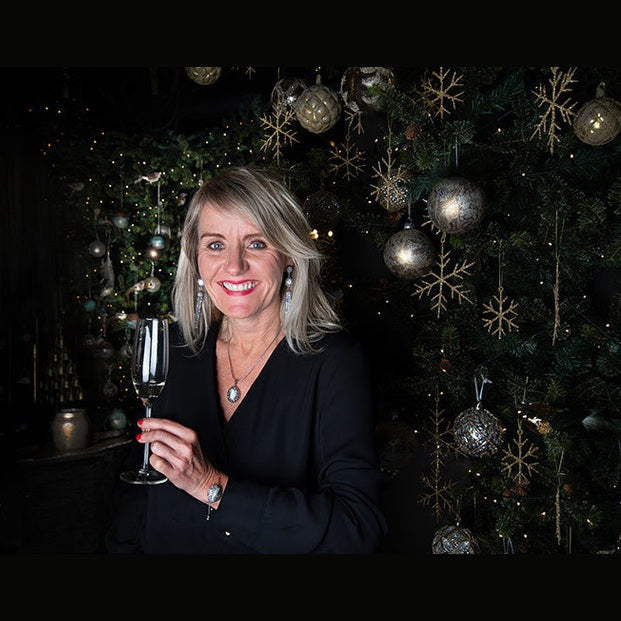 Wit zoetwater parel armband met stras steentjes, glitter armband met parel en schuifsluiting op model | Bright Biwa Silver