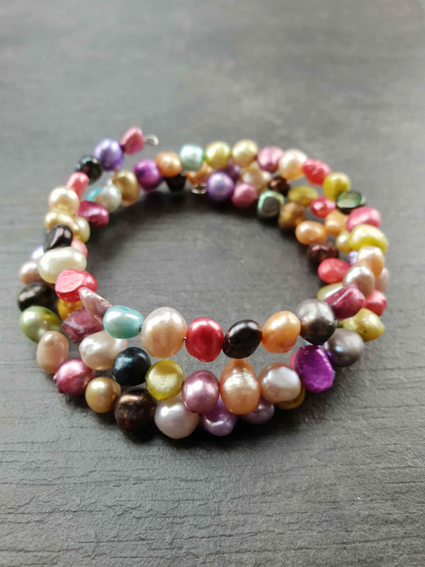 Zoetwater parel wikkel armband met vrolijke gekleurde parels liggend op hout | Zen Color