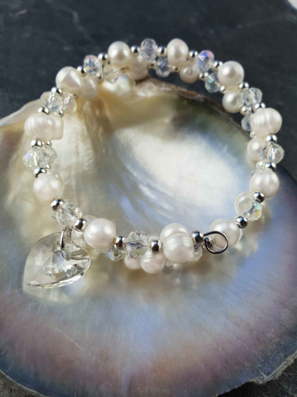 Wit zoetwater parel wikkel armband met kristallen hartje liggend in schelp | Wrap Pearl Crystal Heart