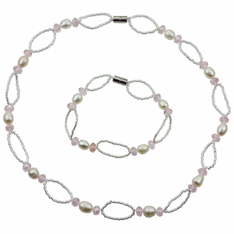 Zoetwater parel set bestaande uit een parelketting en parel armband met witte parels, roze glaskristallen en magneetslot | set Rocio