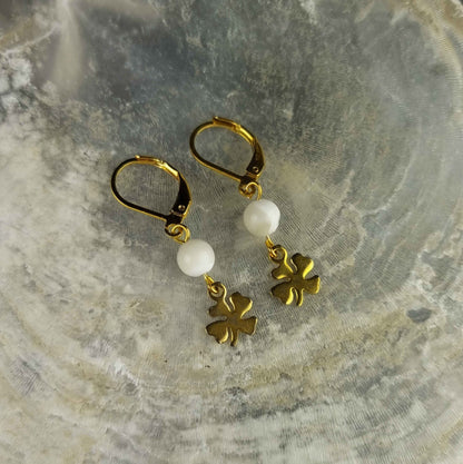 Witte parelmoeren oorbellen met goud edelstaal op witte schelp | Little Good Luck Gold