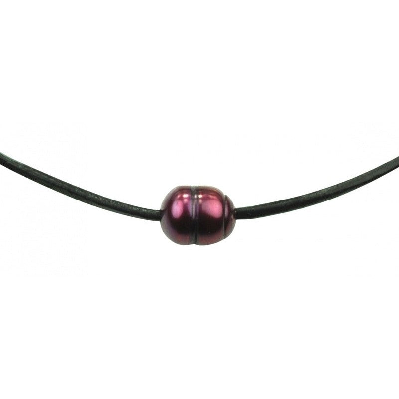 Detail van zoetwater parelketting met rode parel en zwart leer | Black Leather Pearl Red