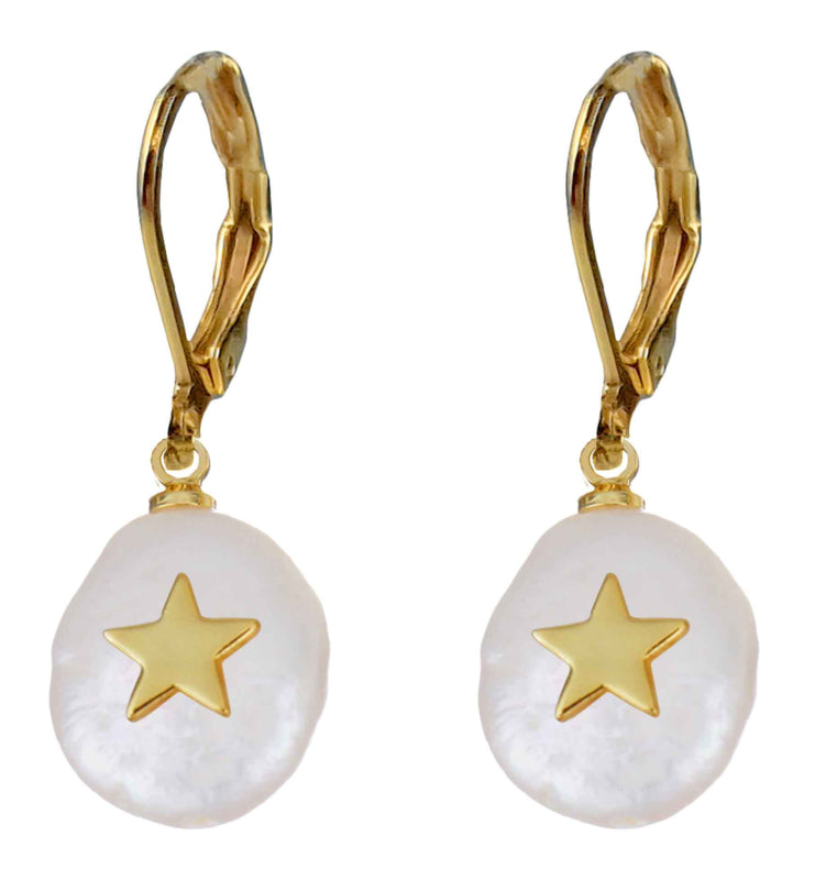 Witte zoetwater parel oorbellen met goud edelstaal en een parel hanger met een gouden ster erop