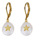 Witte zoetwater parel oorbellen met goud edelstaal en een parel hanger met een gouden ster erop | Coin Pearl Golden Star