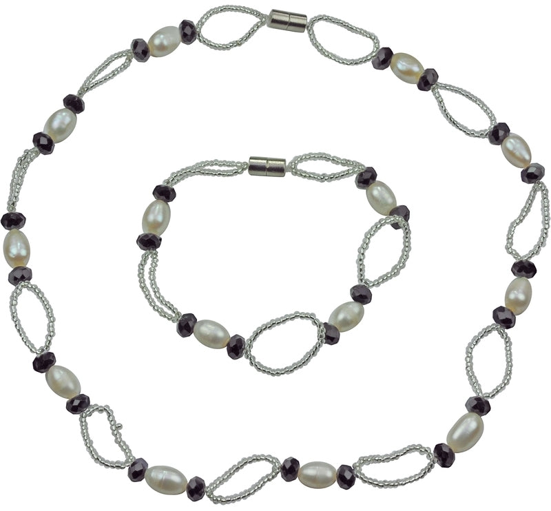 Zoetwater parel set bestaande uit parelketting en parel armband met witte parels, zwarte glaskristallen en magneetslot | set Zwicio