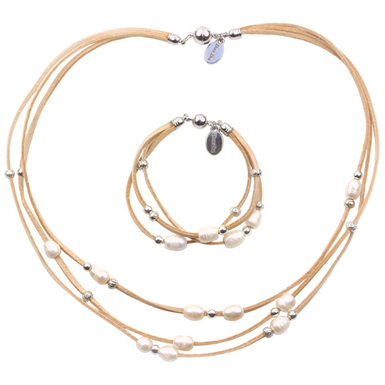 Witte zoetwater parel set bestaande uit een parelketting en parel armband met crème suede en magneetslot | set Mireille