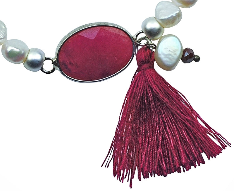 Detail van wit zoetwater parel armband met rode agaat en kwastje, elastisch | Pearl Red Agate Tuft