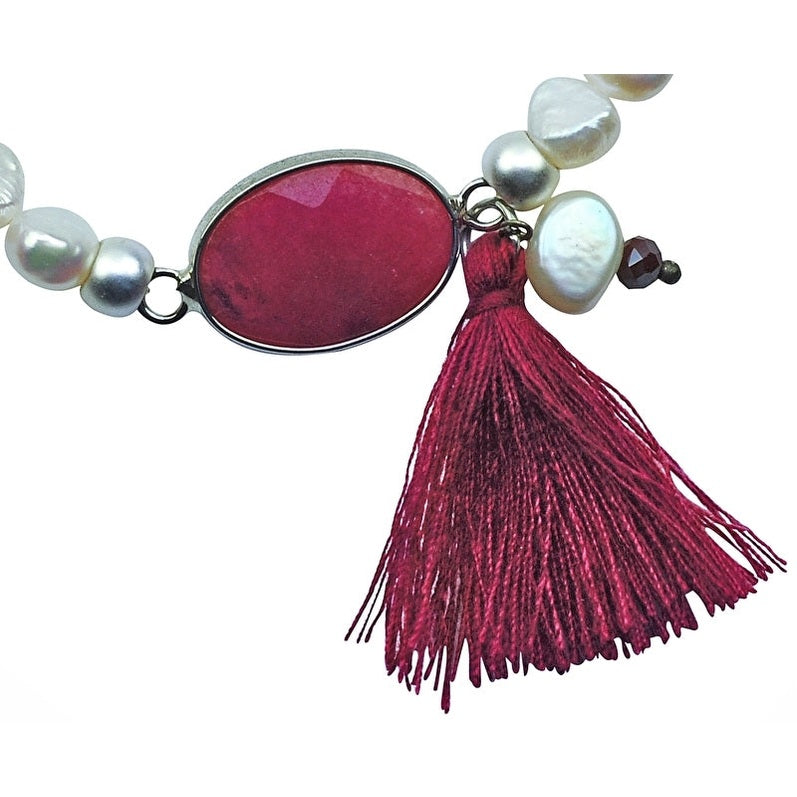 Detail van wit zoetwater parel armband met rode agaat en kwastje, elastisch | Pearl Red Agate Tuft