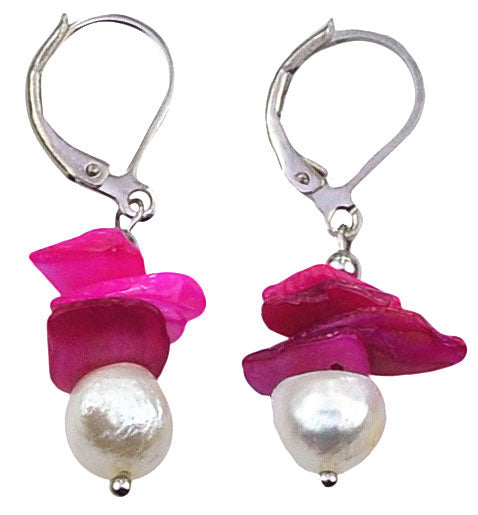 Witte zoetwater parel oorbellen met pink gekleurde stukjes schelp en edelstaal | Candy