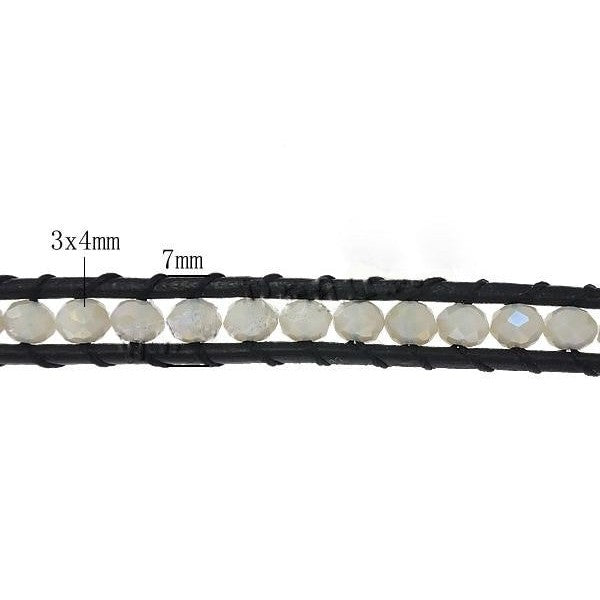 Detail van kristallen armband met witte kristallen en zwart leer met maatindicatie | Wrap White Crystal