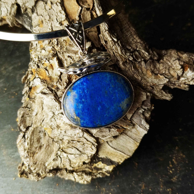 Blauwe edelstenen ketting met lapis lazuli liggend op stronk| Lapis Lazuli Choker