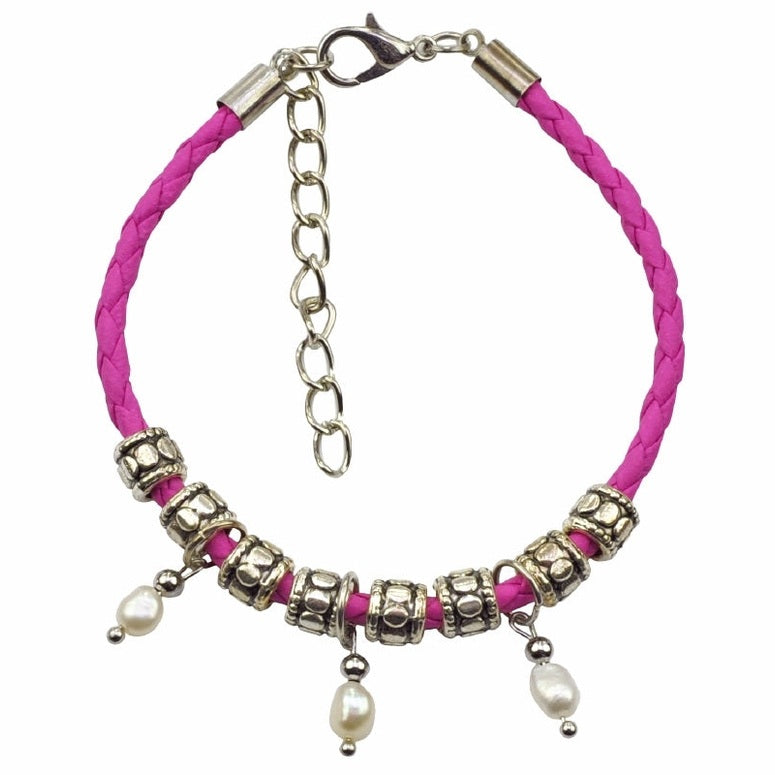 Wit zoetwater parel armband met parel bedeltjes en roze geitenleer | Maisha Pink