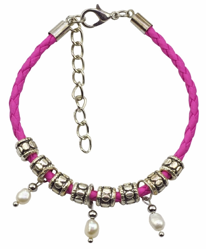 Wit zoetwater parel armband met parel bedeltjes en roze geitenleer | Maisha Pink