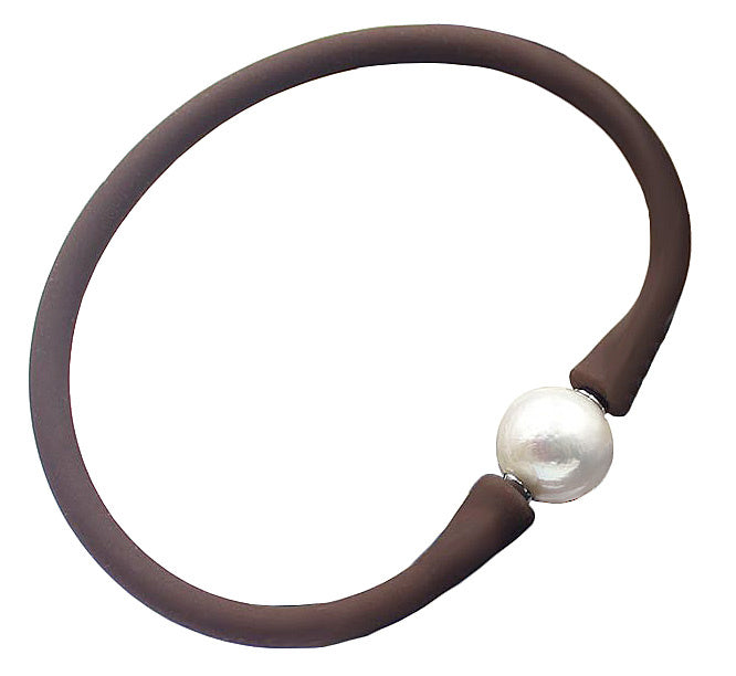 Wit elastisch parel armband met bruine band, schuin | Browly