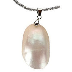 Detail van witte parelmoeren schelpen ketting | Shell