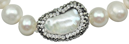 Detail van wit zoetwater parel armband met stras steentjes, elastisch | Bing Biwa Pearl