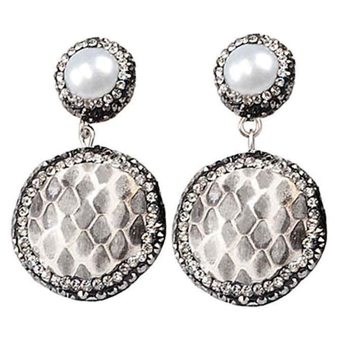 Witte zoetwater parel oorbellen met stras steentjes en leer | Bright Pearl Snake Leather