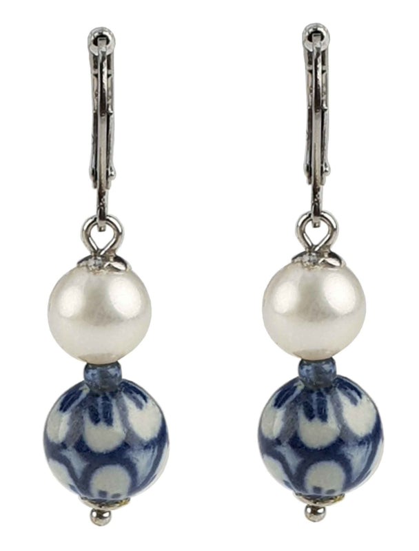 Zoetwater parel oorbellen met witte parels, Delfts blauw ornament en edelstaal, vooraanzicht | Hollands Glorie Round Flower White