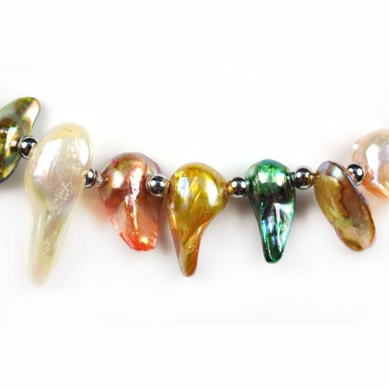 Detail van zoetwater parelketting met vrolijk gekleurde parels en sterling zilver (925) | Blister AB Color