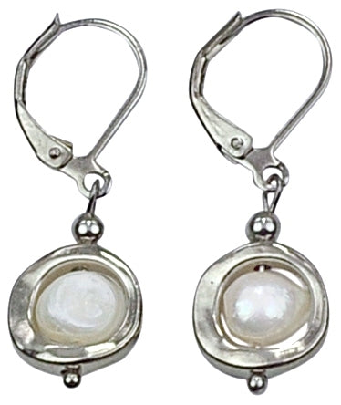 Zoetwater parel oorbellen met witte parels in zilveren ring | Pearl Geometric