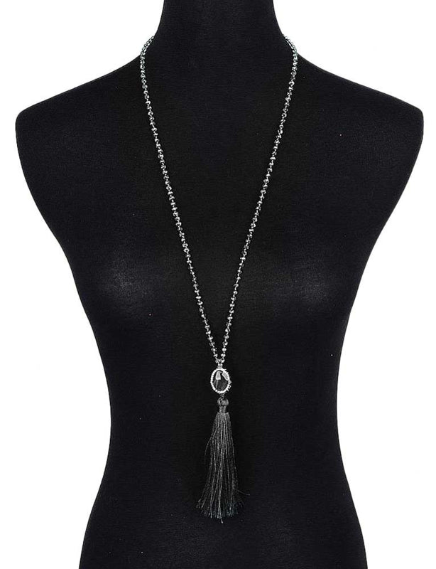 Lange zwarte handgeknoopte edelstenen ketting met agaat, stras steentjes en kwastje op buste| Long Bright Black Agate Tassel