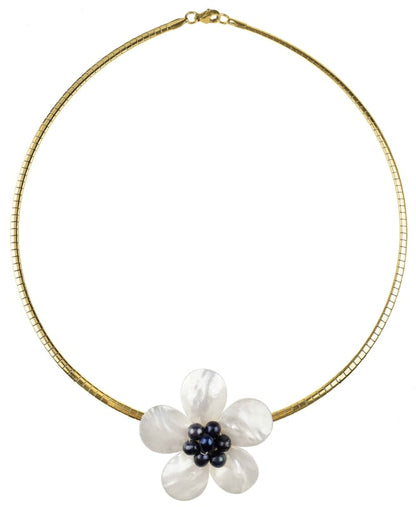 Zoetwater parelketting met blauwe parels, wit parelmoer in de vorm van een bloem en goud edelstaal | Fleury B Gold