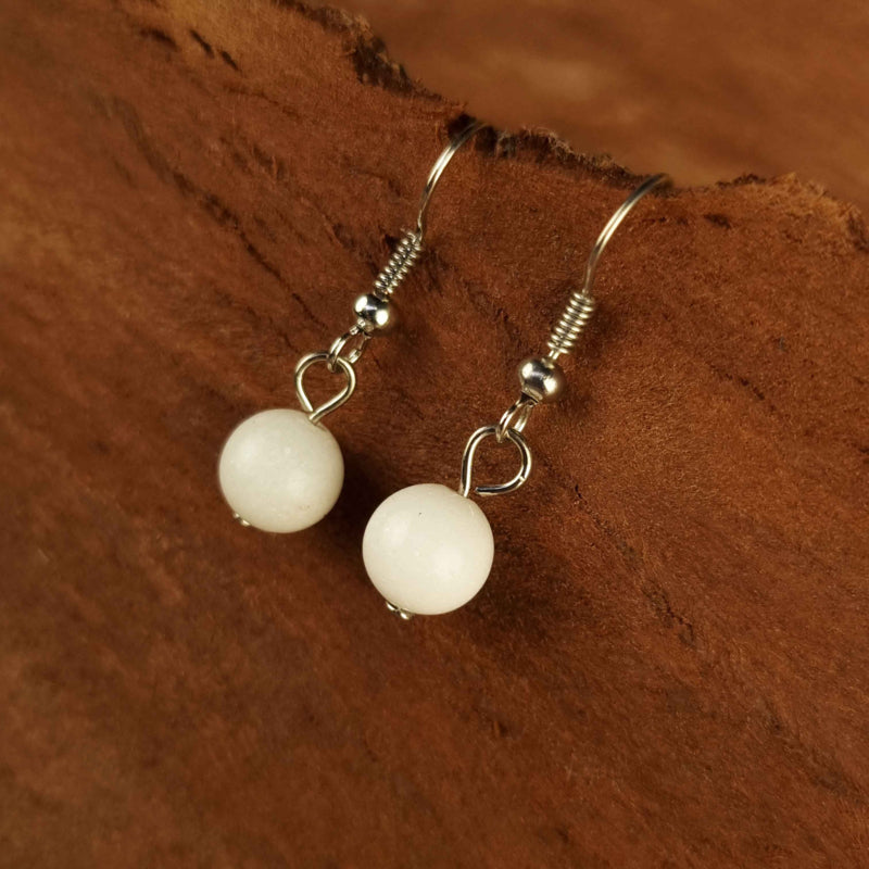 Witte edelstenen oorbellen met jade en sterling zilver (925) hangend aan hout | Dangling White Jade