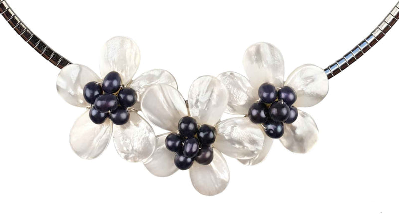 Detail van zoetwater parelketting met blauwe parels, wit parelmoer in de vorm van een bloem en zilver edelstaal | Florien B