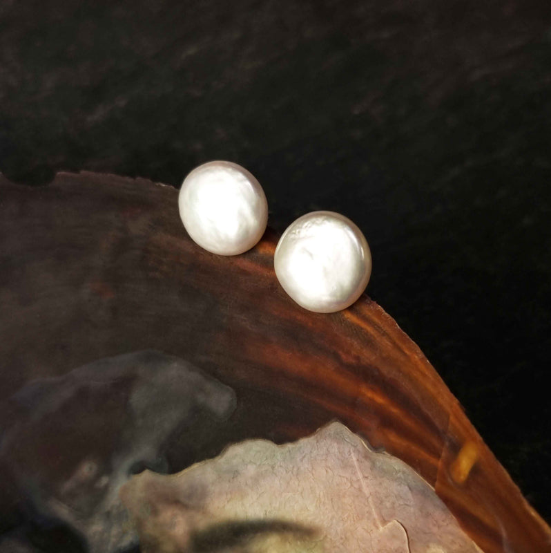 Grote witte zoetwater parel oorbellen met sterling zilveren oorstekers hangend aan schelp, parel oorknopjes, vooraanzicht