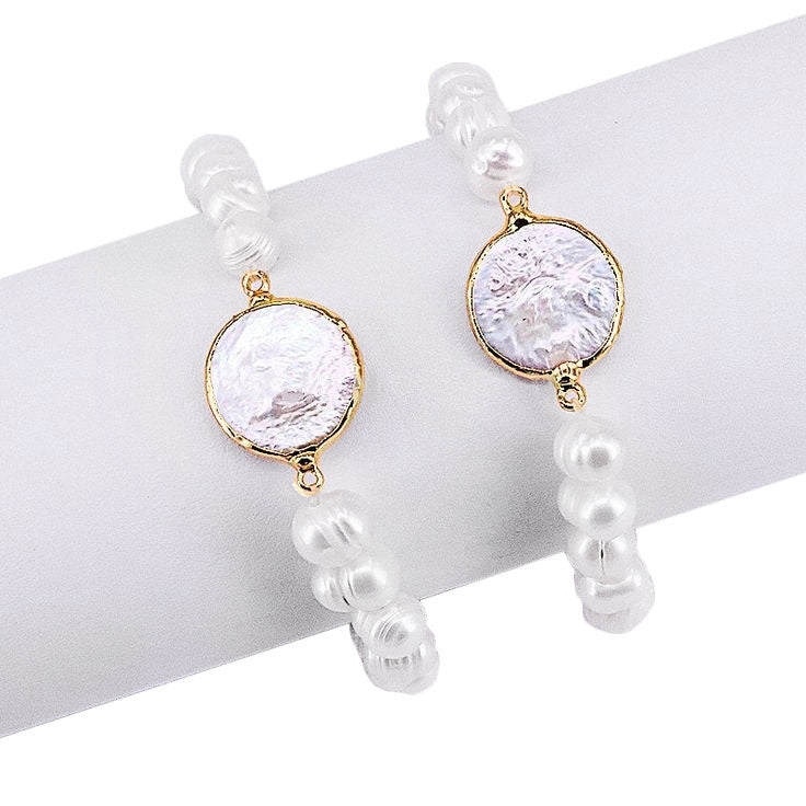 Wit zoetwater parel armband met gouden coin parel op display | One Gold Coin Pearl