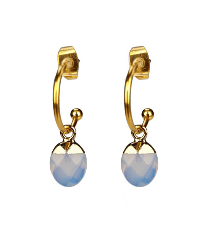 Blauwe opaal oorbellen met goud edelstaal, edelstenen oorringen met hanger, vooraanzicht