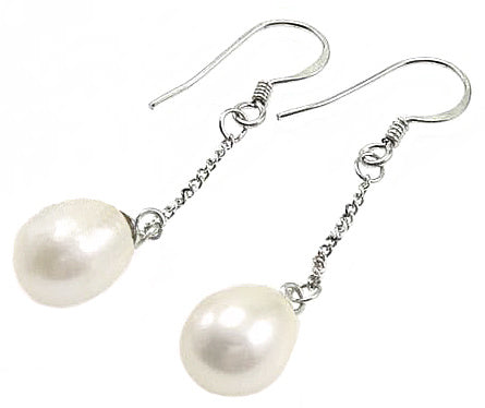 Lange Zoetwater parel oorbellen met witte parel hangend aan ketting met sterling zilveren oorbelhaakjes liggend | Silver Dangling Pearl