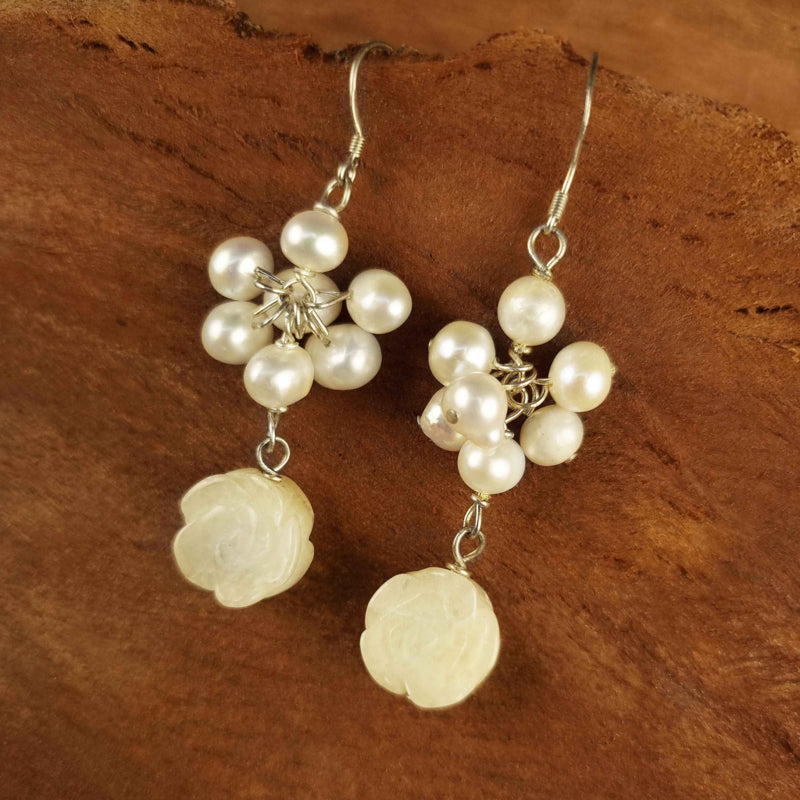 Witte zoetwater parel oorbellen met witte jade en sterling zilver (925)hangend aan schors | White Rose