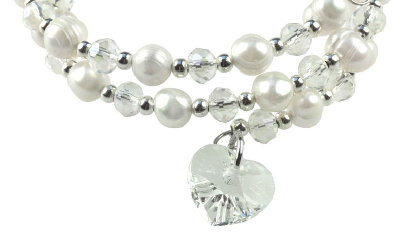 Detail van wit zoetwater parel wikkel armband met kristallen hartje | Wrap Pearl Crystal Heart