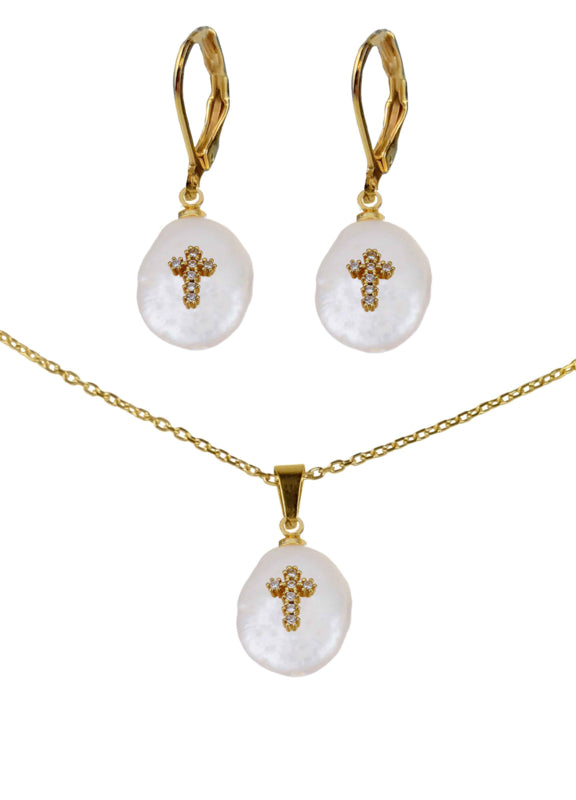 Witte zoetwater parel set bestaande uit goud edelstalen parelketting met parel hanger met kruis in stras steentjes en bijpassende parel oorbellen