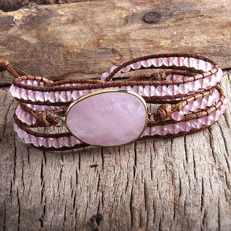 Roze edelstenen wikkelarmband met rozenkwarts liggend op hout | Wrap Rose Quartz 3 Rows