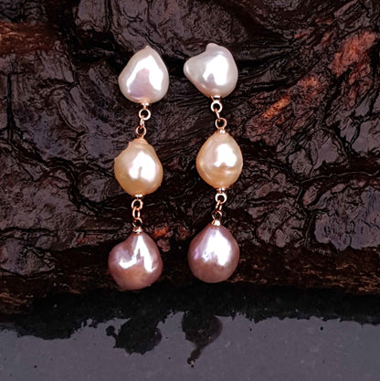 Lange zoetwater parel oorbellen met witte, zalm en roze barok parels en rosé goud hangend aan natte schors| 3 Baroque Soft Pearls