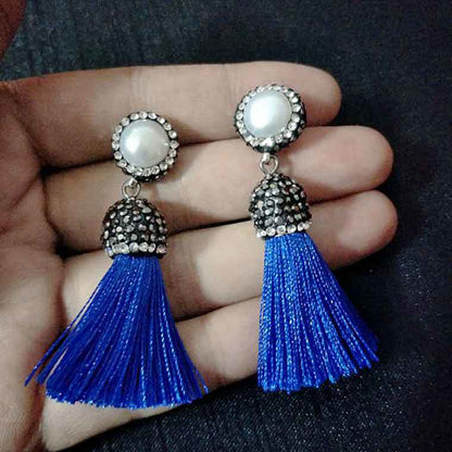 Zoetwater parel oorbellen met witte parels, stras steentjes met blauw kwastje in hand | Bright Pearl Blue Tassel Small