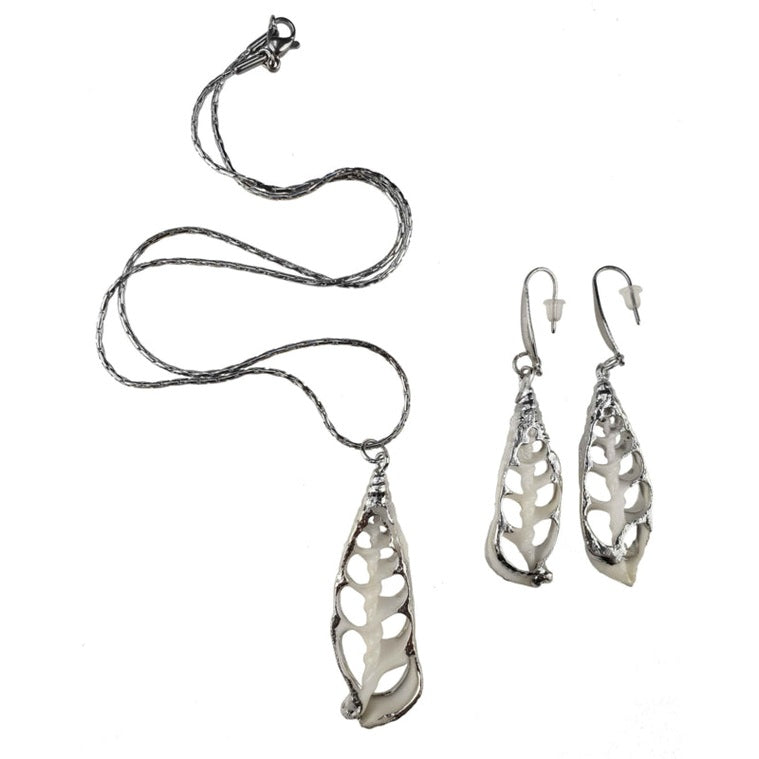 Schelpen sieraden set bestaande uit schelpen ketting en schelpen oorbellen met witte schelp en zilver edelstaal | set White Trumpet Shell Silver