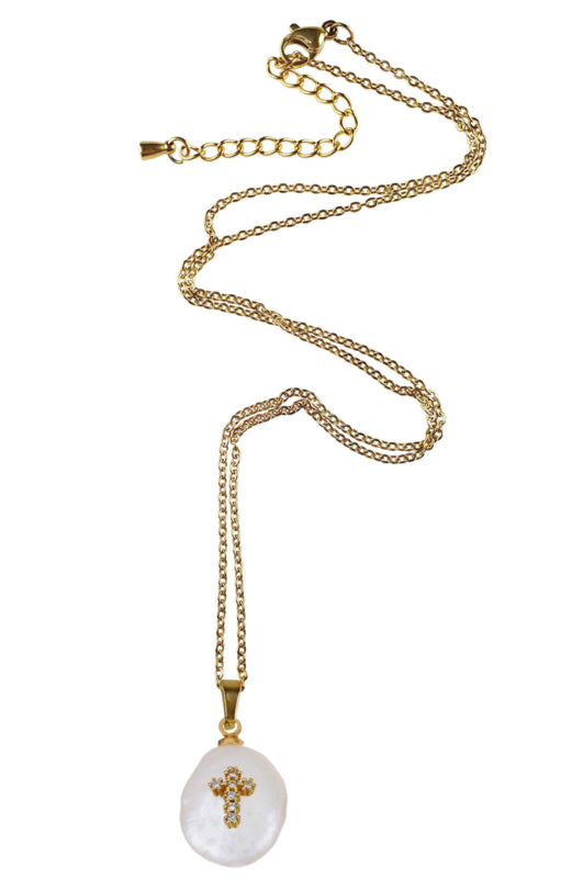 Zoetwater parelketting met witte parel hanger met stras steentjes in kruis motief en goud edelstaal liggend | Coin Pearl Golden Cross