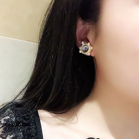 Zoetwater parel oorbellen met witte en zwart grijze parels en goud draad op model | Byneth Stud