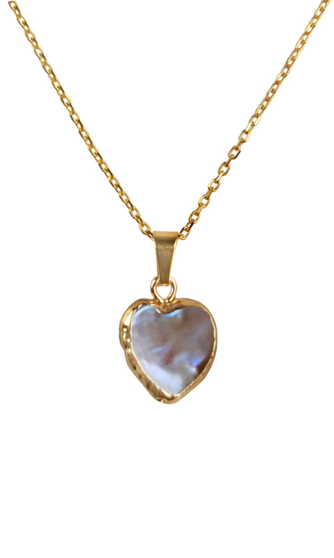 Detail van zoetwater parelketting met bruine parel hanger in hart vorm en goud edelstaal | Golden Heart Brown Pearl