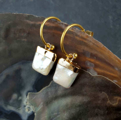 Zoetwater parel oorringen met witte vierkante parels en goud edelstaal hangend in schelp | Golden Hope 15 mm Square White Pearl