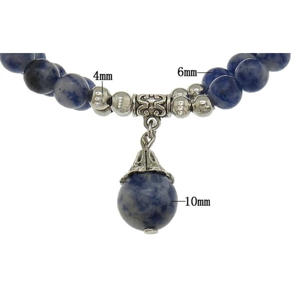 Detail van blauw edelstenen armband met jaspis en bedeltje met maatindicatie | Elastisch | Blue Spot Ball