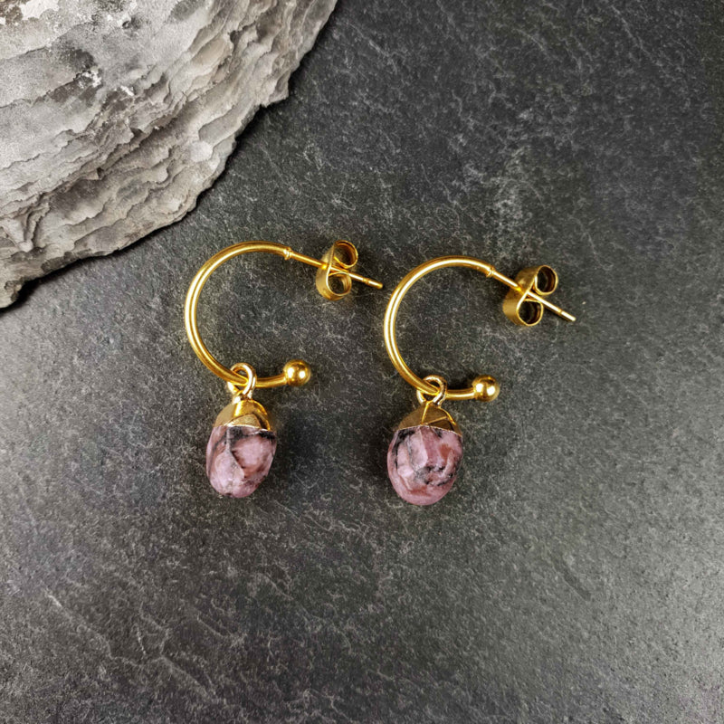 Roze edelstenen oorbellen met rhodoniet en goud edelstaal, oorringen met edelstenen hanger