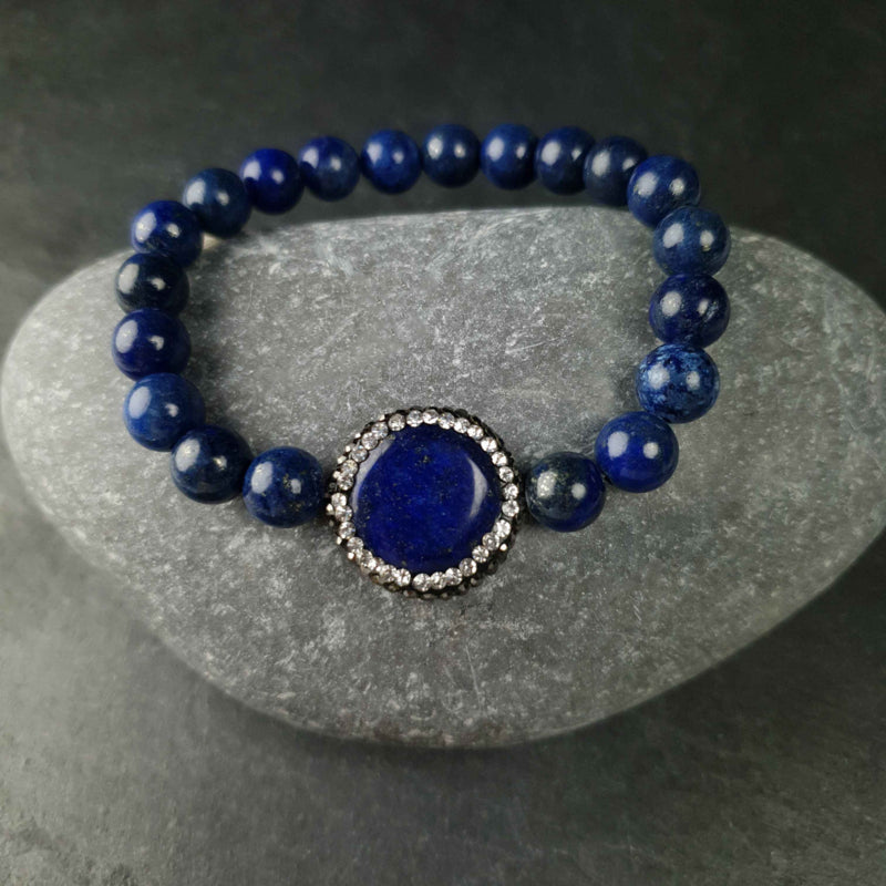 Blauw edelstenen armband met lapis lazuli en stras steentjes liggend op kei | Elastisch | Bright Lapis Lazuli
