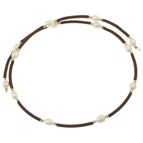 Korte zoetwater parelketting met witte parels en bruin fluweel | Velveteen Pearl