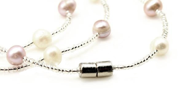 Magneetslotje van zoetwater parel armband met witte, zalm en roze parels | Pearl Wrap