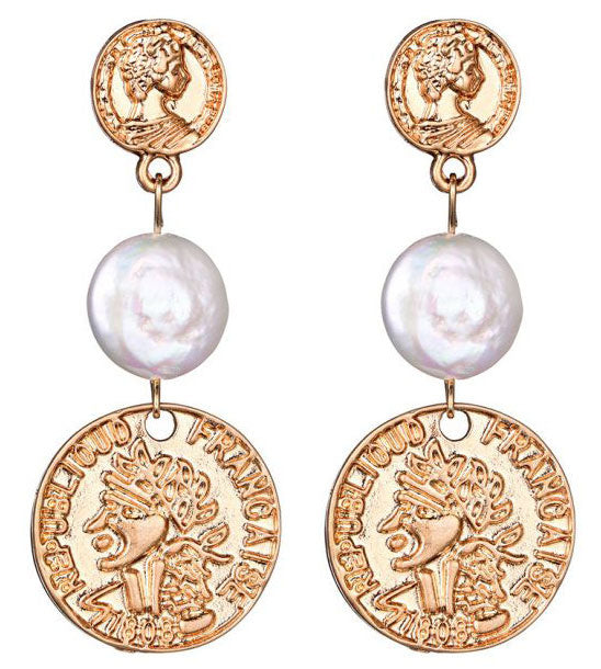 Lange witte zoetwater parel oorbellen met gouden munten | Double Gold Coin Pearl